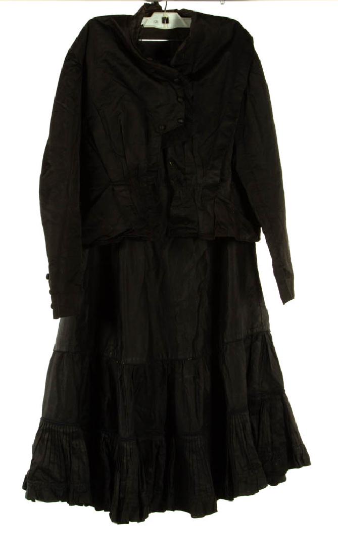 ASSORTED VICTORIAN BLACK MOURNING CLOTHING ARTICLES, (1 of 4)