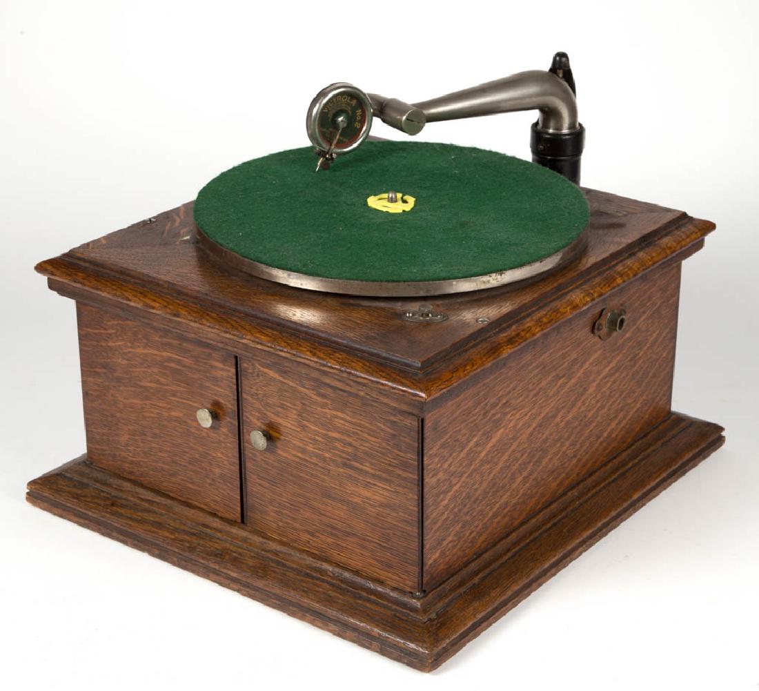 RCA VICTOR VICTROLA GRAMOPHONE (1 of 2)