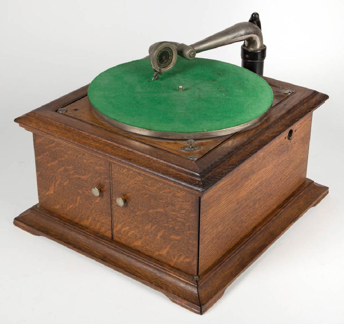 RCA VICTOR VICTROLA GRAMOPHONE (1 of 2)