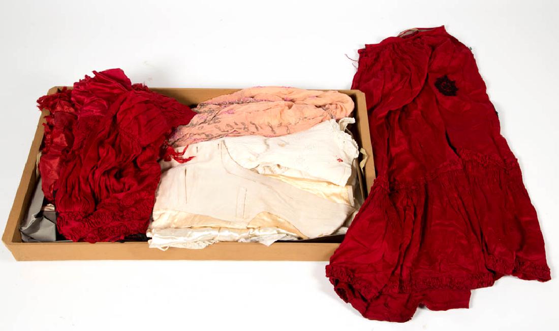 VINTAGE HARTMANN STEAMER TRUNK WITH AS-FOUND CONTENTS (1 of 5)