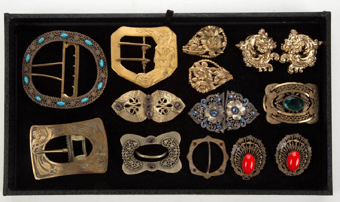 ANTIQUE / VINTAGE BUCKLES AND CLIPS, LOT OF 16 PIECES: ANTIQUE / VINTAGE BUCKLES AND CLIPS, LOT OF 16 PIECES, including a large buckle with Art Nouveau lady in a motorcar, an Art Nouveau floral buckle, colored rhinestones, etc. First half 20th century. La