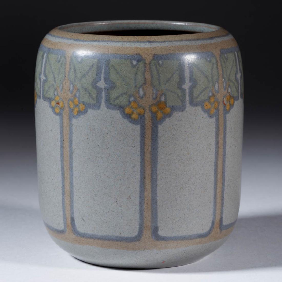 HENNESSEY & TUTT MARBLEHEAD ART POTTERY VASE (1 of 3)