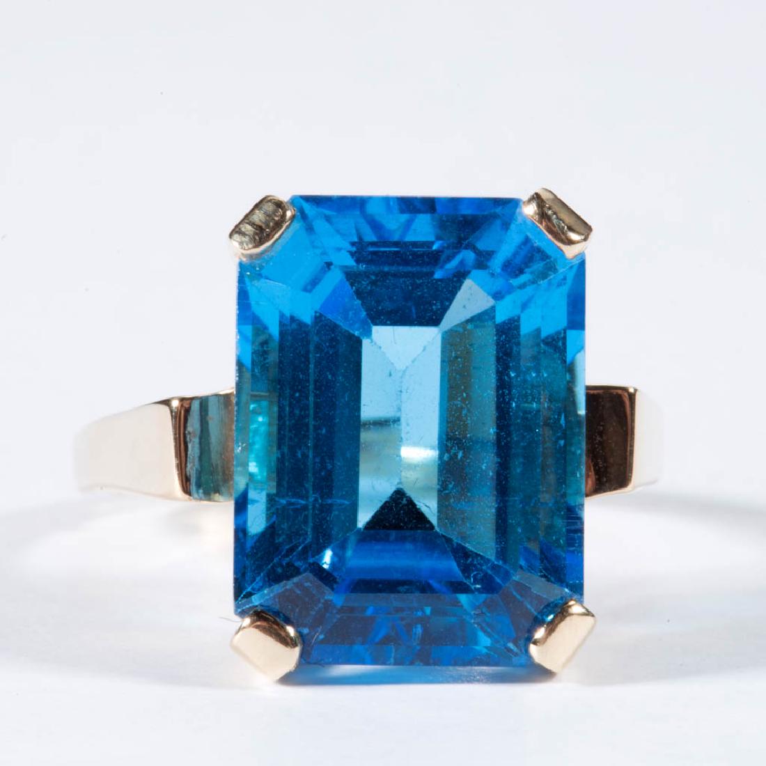 VINTAGE 14K YELLOW GOLD AND BLUE TOPAZ LADY'S RING (1 of 3)