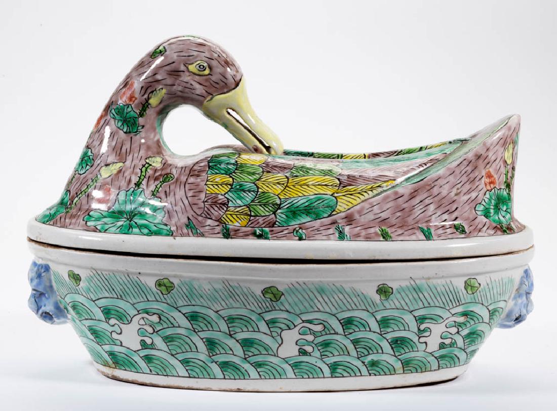 CHINESE EXPORT FAMILLE VERTE PORCELAIN DUCK TUREEN (1 of 5)