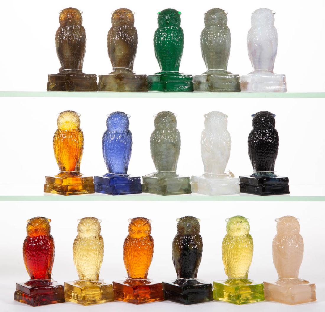 DEGENHART GLASS OWL FIGURES, LOT OF 16: DEGENHART GLASS OWL FIGURES, LOT OF 16, various colors, including chartreuse and green slag. Each with Degenhart "D" mark. Crystal Art Glass Co., Cambridge, OH. Second half 20th century. 3 5/8" H.Unda