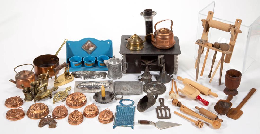 METAL AND WOODEN DOLLHOUSE / MINIATURE KITCHEN: METAL AND WOODEN DOLLHOUSE / MINIATURE KITCHEN ACCESSORIES, UNCOUNTED LOT, more than 50 pieces, including a stove, several food molds, three tea kettles, and two mortar and pestles. Some pieces with m