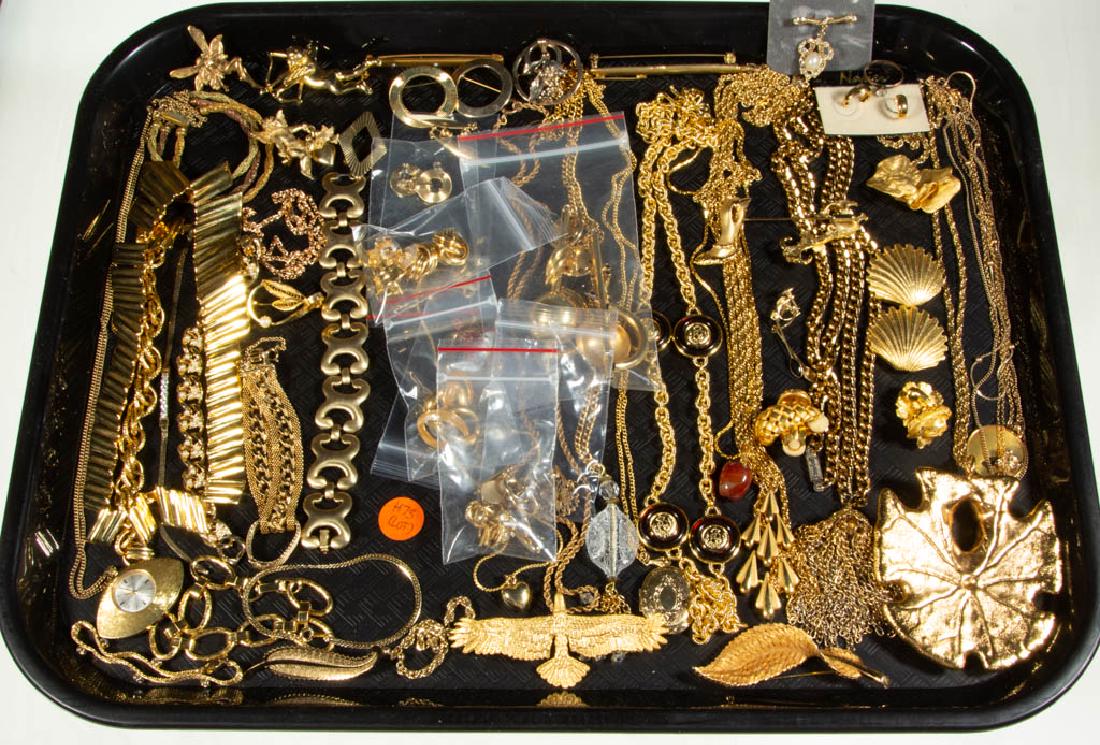ASSORTED GOLD-TONED COSTUME JEWELRY, UNCOUNTED LOT: ASSORTED GOLD-TONED COSTUME JEWELRY, UNCOUNTED LOT, more than 60 pieces, comprising necklaces, bracelets, brooches/pins, and earrings, including some figural examples, three gold-filled chains, and a 