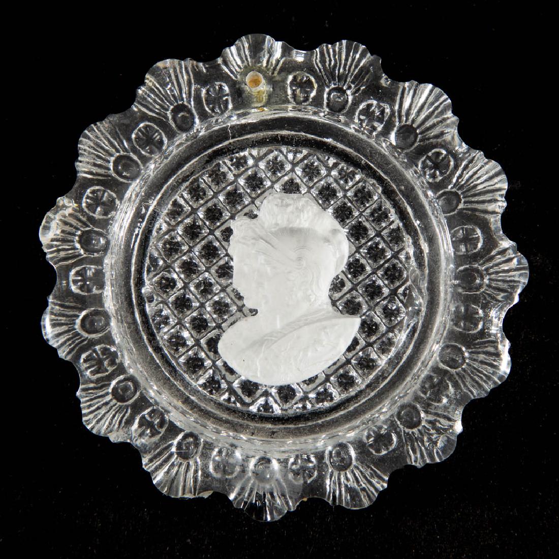 LEE/ROSE NO. 842 SULPHIDE CUP PLATE: LEE/ROSE NO. 842 SULPHIDE CUP PLATE, colorless, sulphide depicting an unidentified man in armor alongside a woman, both facing left, 15 scallops with shelves, hanger hole. France. 1830-1850. 3 1/4" DO
