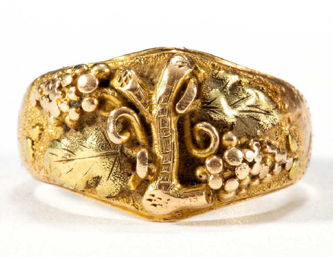 ANTIQUE BLACK HILLS 18K YELLOW GOLD RING: ANTIQUE BLACK HILLS 18K YELLOW GOLD RING, having a bas-relief grapevine design comprising two grape clusters with slight rose-gold finish and two leaves with slight green hue, engraved accents to shou