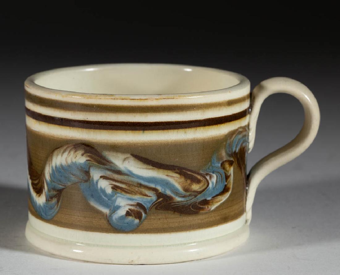 ENGLISH PEARLWARE DIPPED CABLE / MOCHA CERAMIC MUSTARD: ENGLISH PEARLWARE DIPPED CABLE / MOCHA CERAMIC MUSTARD POT, lacking cover, having central multi-chambered slip blue, white and brown earthworm decoration on a broad brown band. Unmarked. First quarter