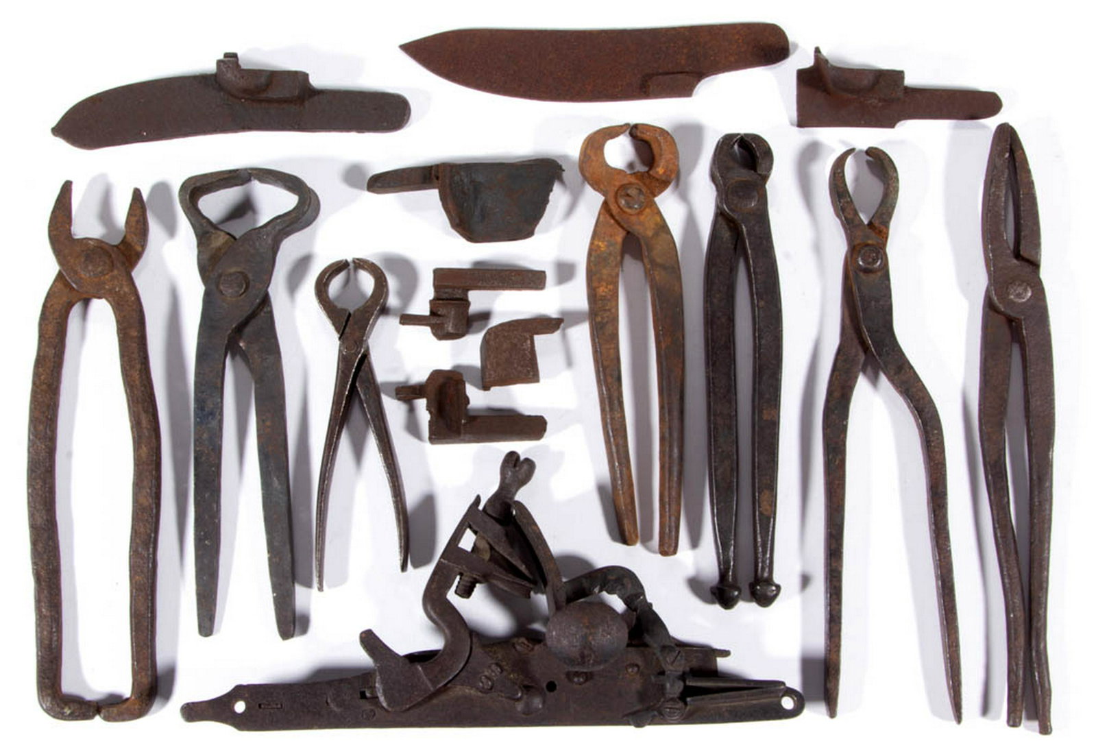 ASSORTED IRON TOOLS AND ARTICLES, LOT OF 15: ASSORTED IRON TOOLS AND ARTICLES, LOT OF 15, comprising two rough forged flint lock pans, one lock plate, two cast German-style flint lock pans, two modern cast plates for flint locks with one standar
