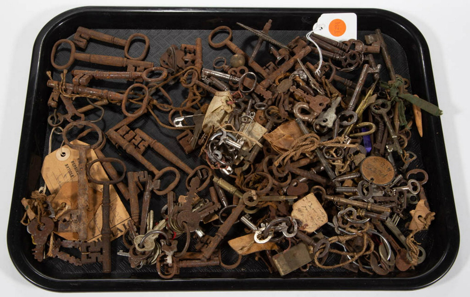 ASSORTED ANTIQUE / VINTAGE KEYS, UNCOUNTED LOT: ASSORTED ANTIQUE / VINTAGE KEYS, UNCOUNTED LOT, including pad lock and skeleton key examples. 19th/20th century. 1 1/4" to 4 1/2" L. Good overall condition, one brass example is lacking the end, each 