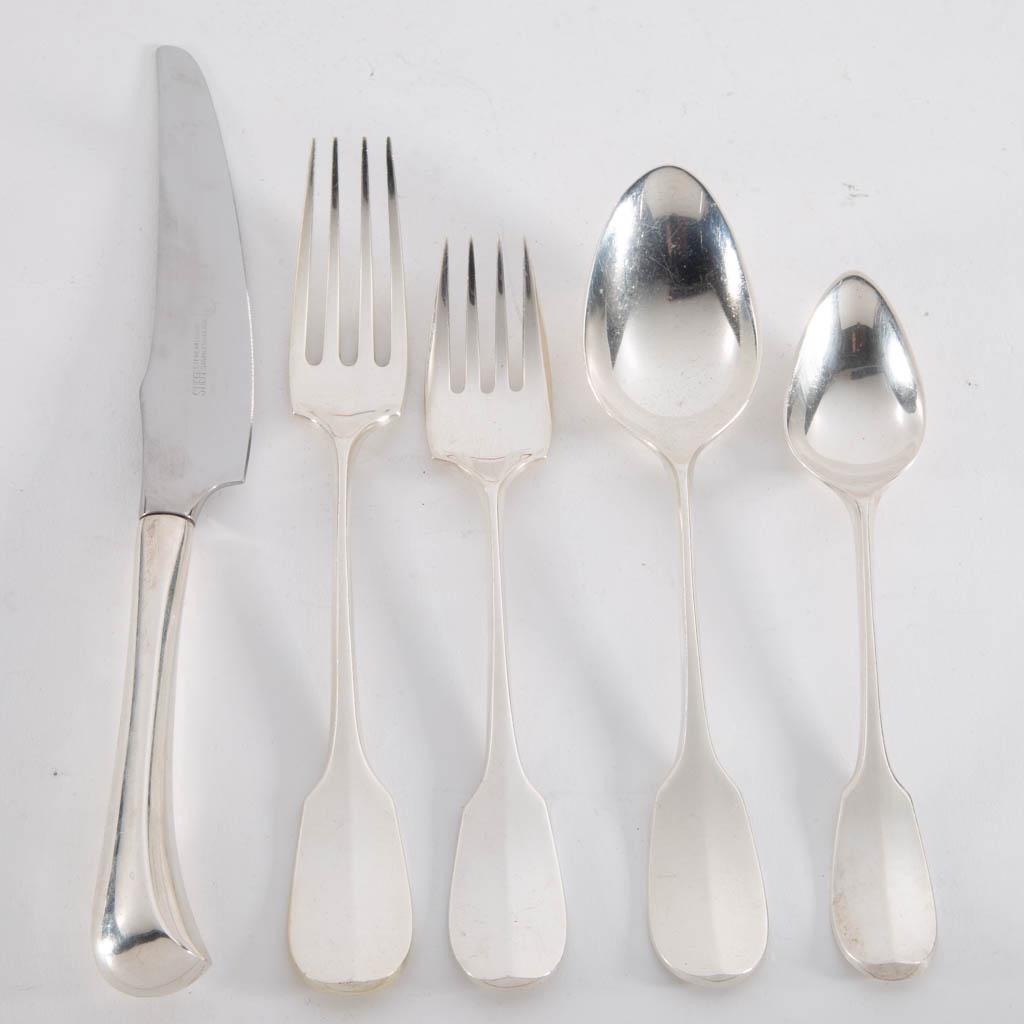 STIEFF "SMITHSONIAN" STERLING SILVER 63-PIECE FLATWARE: STIEFF "SMITHSONIAN" STERLING SILVER 63-PIECE FLATWARE SERVICE, pattern designed by Ronald Hayes Pearson in 1977; solid sterling pieces comprising 11 dinner forks, 12 salad forks, ten dessert/soup spo