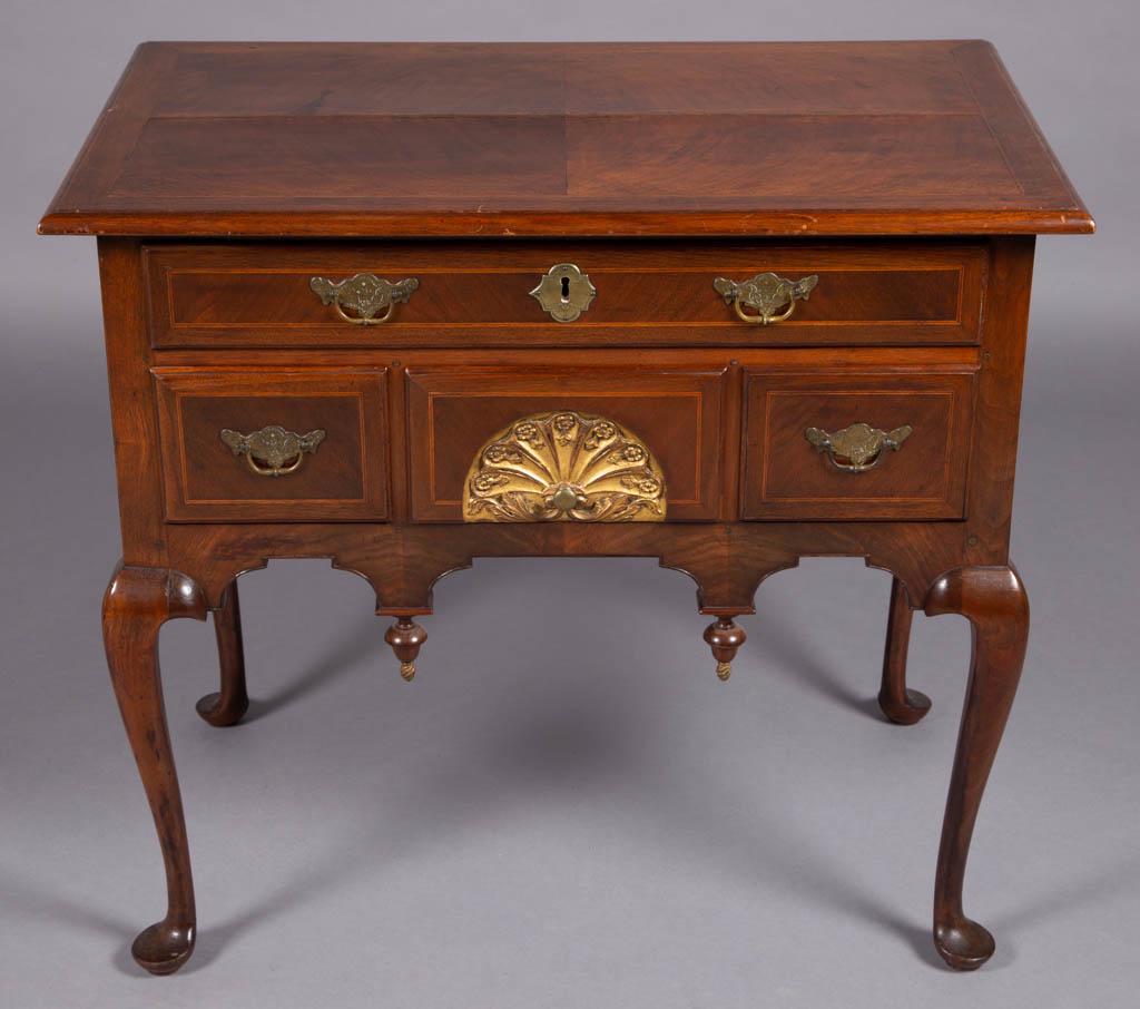 BOSTON, MASSACHUSETTS QUEEN ANNE-STYLE INLAID MAHOGANY: BOSTON, MASSACHUSETTS QUEEN ANNE-STYLE INLAID MAHOGANY DRESSING TABLE, rectangular molded-edge over-hanging top above four dovetailed drawers with line inlaid facings, gilt-carved shell to center draw