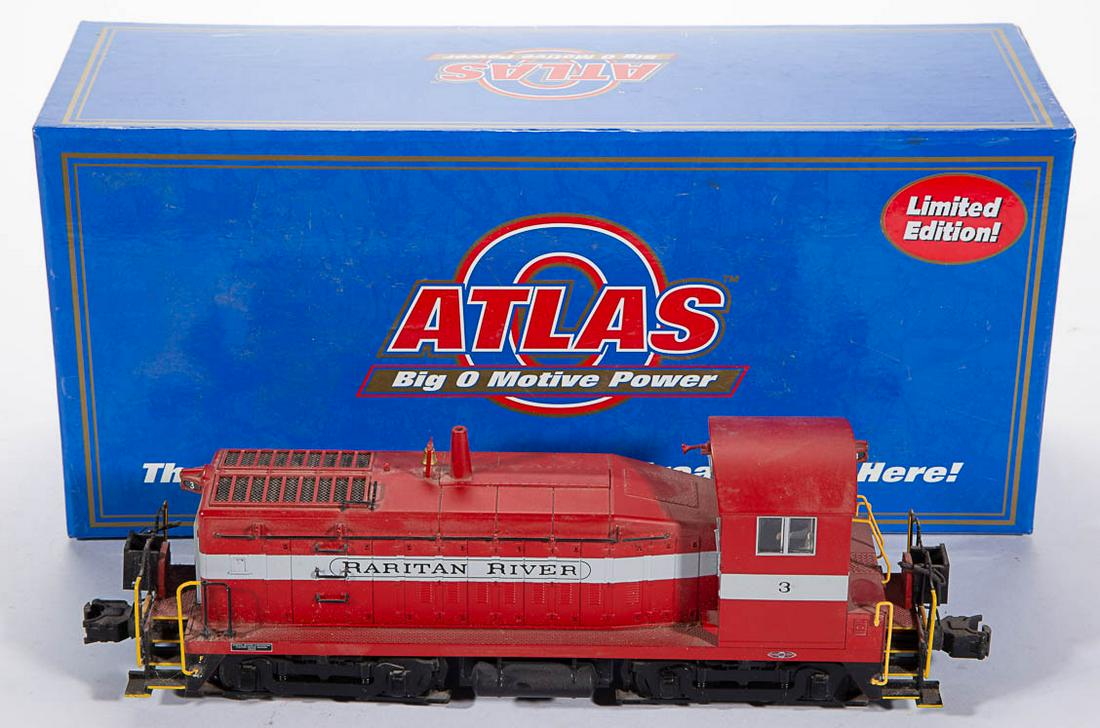 ATLAS RARITAN RIVER O-SCALE DIESEL LOCOMOTIVE: ATLAS RARITAN RIVER O-SCALE DIESEL LOCOMOTIVE, EMD SW900 (ph. I), #6111-3 Raritan River, #3 (3 Rail). Original box. 2001. 11 1/2" LOA.Very good overall condition with areas of expected usage wear and