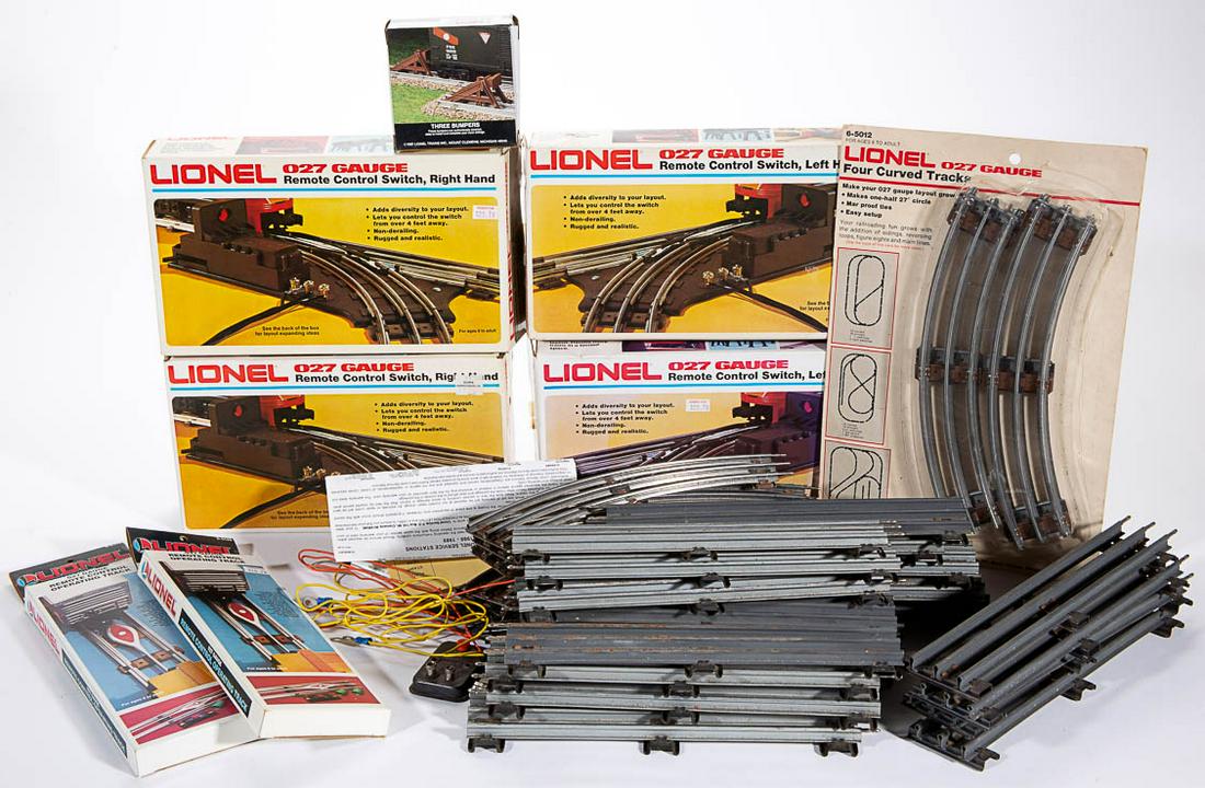 LIONEL O-GAUGE TRAIN TRACK AND ARTICLES, UNCOUNTED LOT: LIONEL O-GAUGE TRAIN TRACK AND ARTICLES, UNCOUNTED LOT, more than 30 pieces, including four boxes of remote control switches of two rights and two lefts, a set of three bumpers, and various straight a