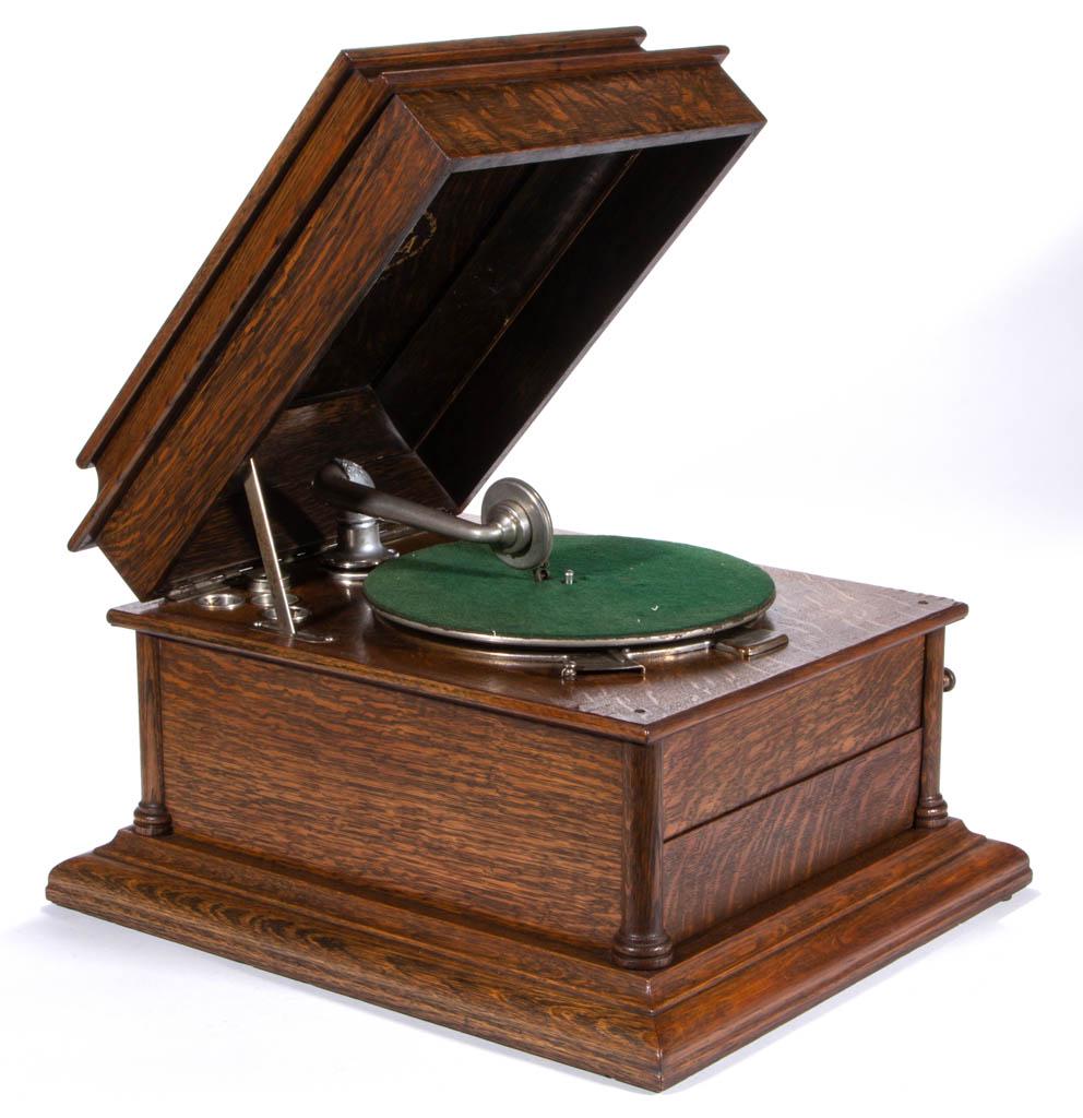 COLUMBIA GRAFONOLA GRAPHOPHONE / GRAMOPHONE: COLUMBIA GRAFONOLA GRAPHOPHONE / GRAMOPHONE, housed in an oak case, serial number 84878. Retains likely original finish. Probably Savoy or Favourite models. Circa 1915. 15" H, 18 1/2" W, 22" D. Good o