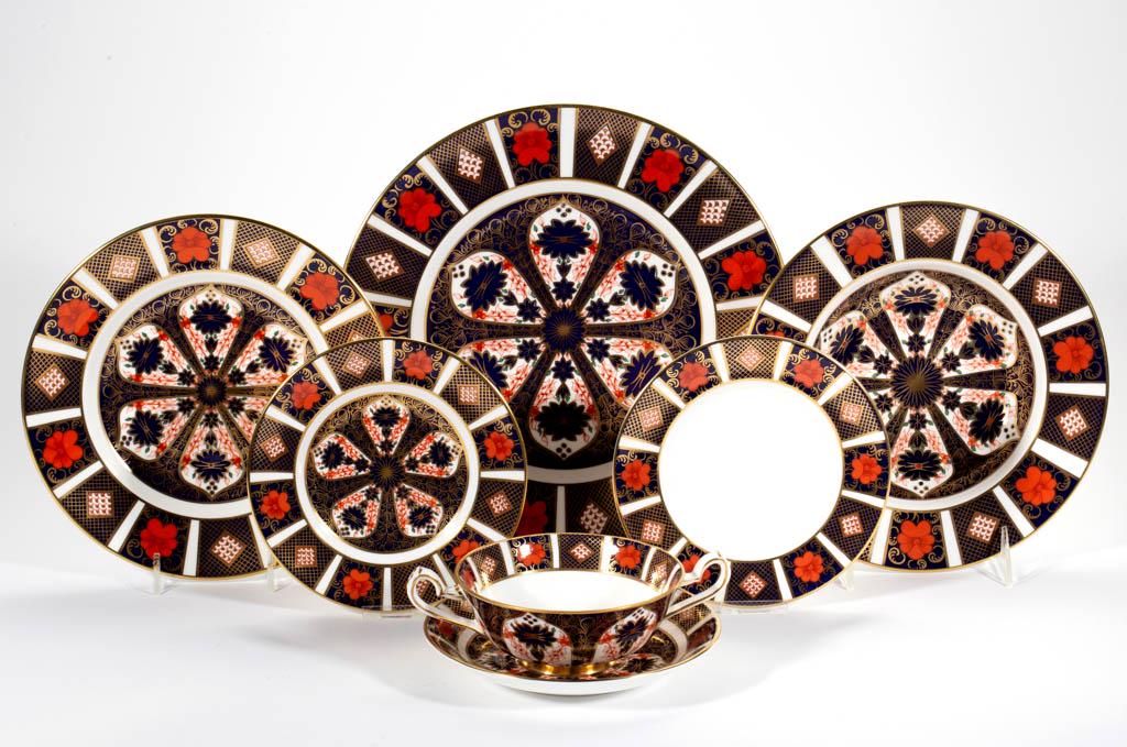 ENGLISH ROYAL CROWN DERBY "OLD IMARI" PORCELAIN TABLE: ENGLISH ROYAL CROWN DERBY "OLD IMARI" PORCELAIN TABLE ARTICLES, LOT OF SIX, comprising a two-handled soup cup and saucer, a 8 5/8" D soup plate, a 10 5/8" D plate, a 8 1/2" D plate, and a 6 1/4" D pla
