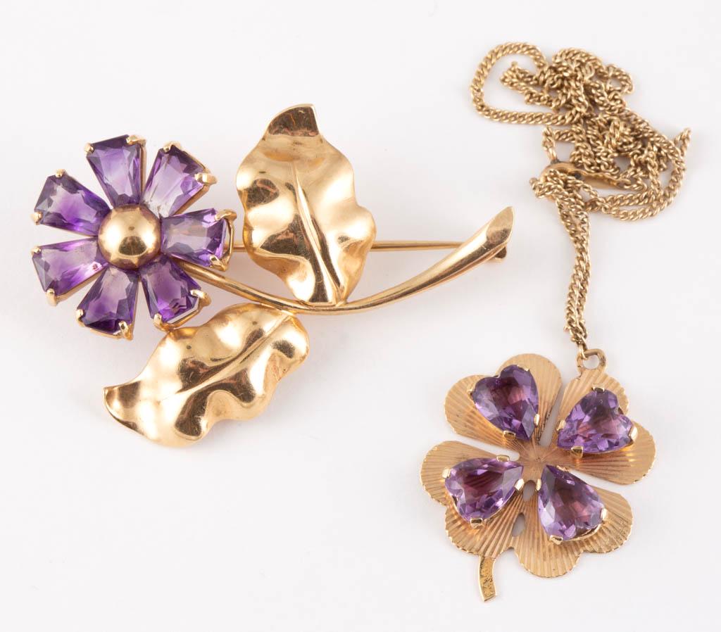VINTAGE 14K YELLOW GOLD AND AMETHYST FOLIATE JEWELRY,: VINTAGE 14K YELLOW GOLD AND AMETHYST FOLIATE JEWELRY, LOT OF TWO, comprising a flower-form brooch having seven tapered amethyst petals and pin fastener with safety, and a four-leaf clover pendant havi