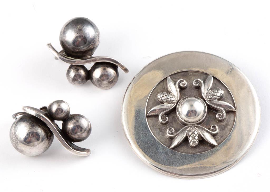 GEORG JENSEN U.S.A. MID-CENTURY STERLING SILVER: GEORG JENSEN U.S.A. MID-CENTURY STERLING SILVER JEWELRY, LOT OF THREE PIECES, comprising a pair of screw-back earrings designed by Joan Polsdorfer or "JoPol", and a disk-form pin/brooch featuring foli