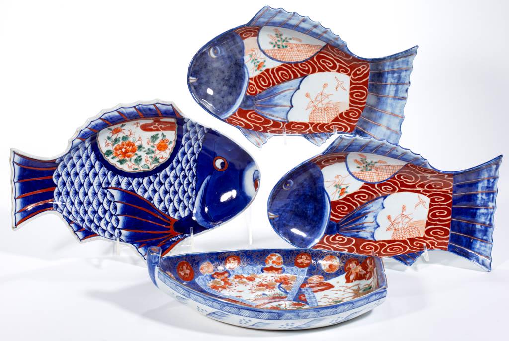 JAPANESE MEIJI / TAISHO-PERIOD IMARI PORCELAIN: JAPANESE MEIJI / TAISHO-PERIOD IMARI PORCELAIN FISH-SHAPED TABLE ARTICLES, LOT OF THREE, each having bold polychrome hand-painted designs, comprising two matching examples featuring minimalistic image