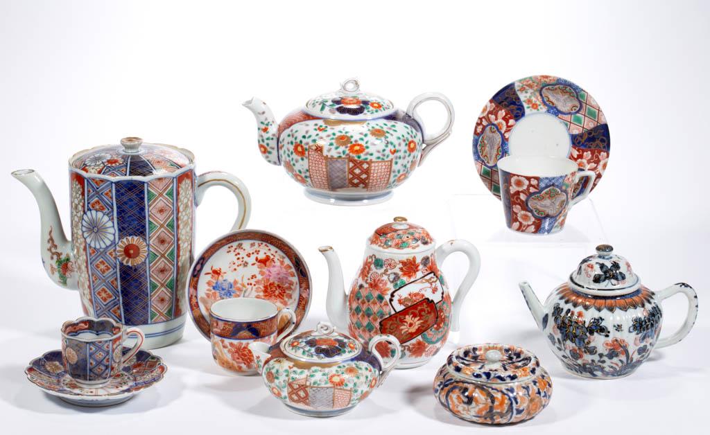 JAPANESE MEIJI / TAISHO-PERIOD IMARI PORCELAIN COFFEE: JAPANESE MEIJI / TAISHO-PERIOD IMARI PORCELAIN COFFEE AND TEA ARTICLES, LOT OF NINE, each having underglaze blue with overglaze polychrome designs with gilt highlights, including a matching teapot and