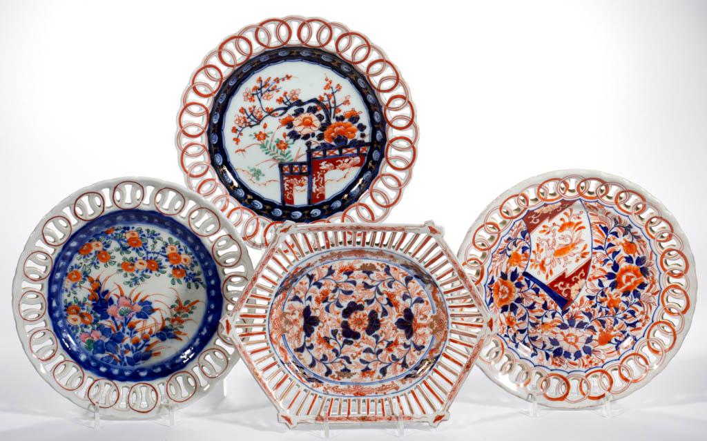 JAPANESE MEIJI / TAISHO-PERIOD IMARI PORCELAIN: JAPANESE MEIJI / TAISHO-PERIOD IMARI PORCELAIN RETICULATED PLATES, LOT OF FOUR, each featuring underglaze blue with polychrome overglaze floral decorations, comprising a hexagonal-shaped example, havi