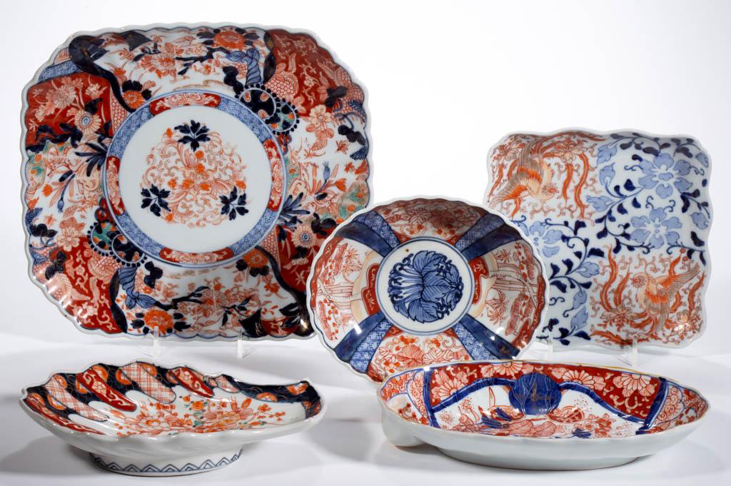 JAPANESE MEIJI / TAISHO-PERIOD IMARI PORCELAIN TABLE: JAPANESE MEIJI / TAISHO-PERIOD IMARI PORCELAIN TABLE ARTICLES, LOT OF FIVE, each having underglaze blue with polychrome overglaze decorations and scalloped rims, including one shell-shaped example fea