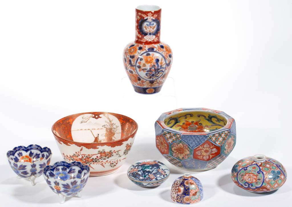JAPANESE MEIJI / TAISHO-PERIOD IMARI PORCELAIN: JAPANESE MEIJI / TAISHO-PERIOD IMARI PORCELAIN ARTICLES, LOT OF SEVEN, each having underglaze blue with overglaze floral decorations and gilt highlights, including a ten-sided or dodecahedron panelled