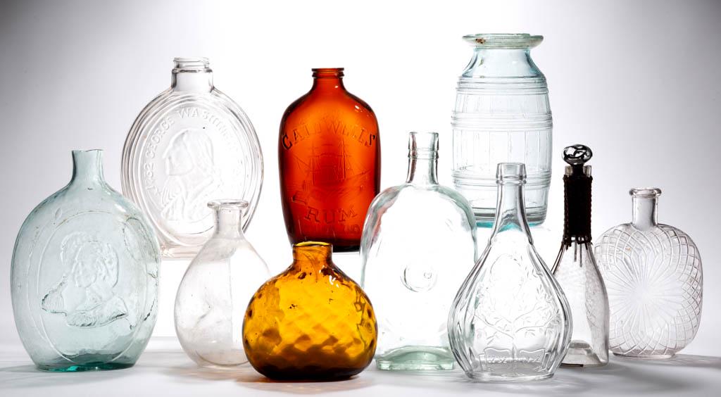 ASSORTED BOTTLES, FLASKS, AND JARS, LOT OF TEN: ASSORTED BOTTLES, FLASKS, AND JARS, LOT OF TEN, aquamarine, amber, and colorless, including a Cohansey barrel-form quart fruit jar, and two George Washington 1732-1932 flasks. 19th and 20th century. 5