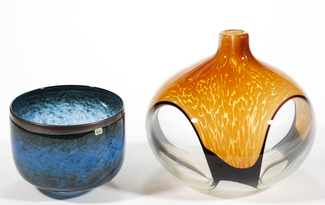 ASSORTED STUDIO ART GLASS ARTICLES, LOT OF TWO: ASSORTED STUDIO ART GLASS ARTICLES, LOT OF TWO, comprising an unsigned amethyst and amber with opal mottling porthole vase, and a Vallien mottled bowl. Various makers. Fourth quarter 20th/early 21st c