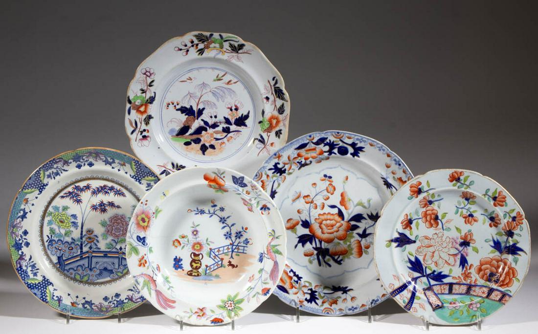 ENGLISH MASON'S-STYLE IRONSTONE TABLE ARTICLES, LOT OF: ENGLISH MASON'S-STYLE IRONSTONE TABLE ARTICLES, LOT OF FIVE, each having underglaze blue transfer with overglaze polychrome enamel decorations, including four plates having patterns "Bamboo and Peony"