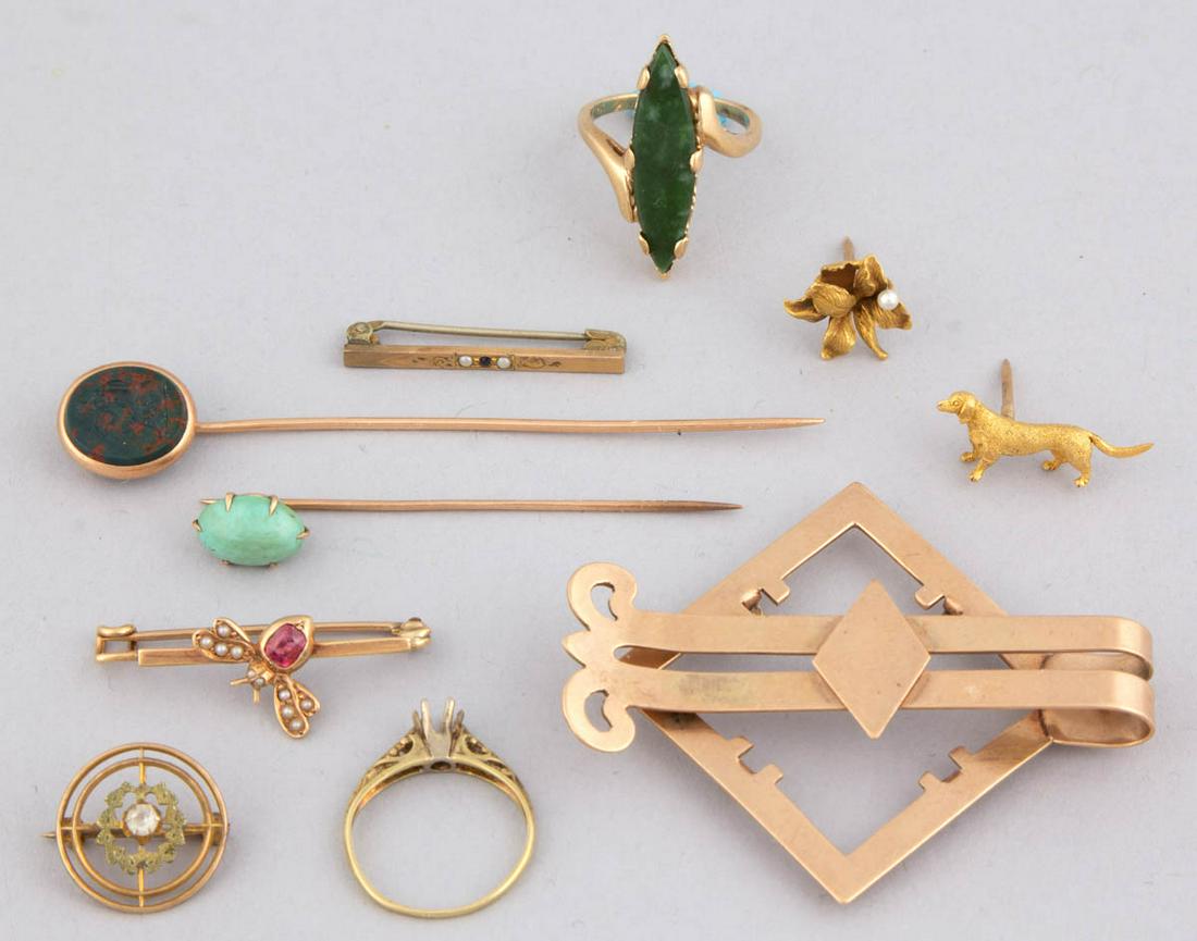ANTIQUE AND VINTAGE GOLD / GOLD-FILLED JEWELRY, LOT OF: ANTIQUE AND VINTAGE GOLD / GOLD-FILLED JEWELRY, LOT OF TEN, comprising a 14K gold solitaire ring lacking stone having engraved "G to P 2 - 1920" to interior band, a 10K round pin with glass stone, a b