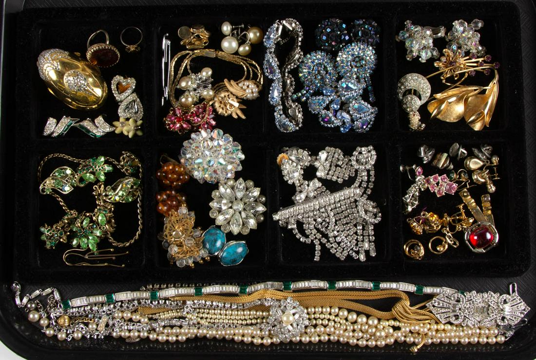 VINTAGE COSTUME JEWELRY, UNCOUNTED LOT: VINTAGE COSTUME JEWELRY, UNCOUNTED LOT, more than 60 pieces, including clip-on/screw-back earrings, brooches, and bracelets. 20th century. Various sizes.Good to excellent overall condition with wear a