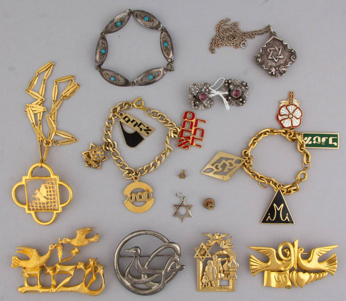 VINTAGE / CONTEMPORARY ISRAELI AND JUDAICA COSTUME: VINTAGE / CONTEMPORARY ISRAELI AND JUDAICA COSTUME JEWELRY, LOT OF 14 PIECES, including three Chaim Gross gold-toned brooches/pendants, a Henryk Winograd 0.999 silver Star of David repousse pendant on