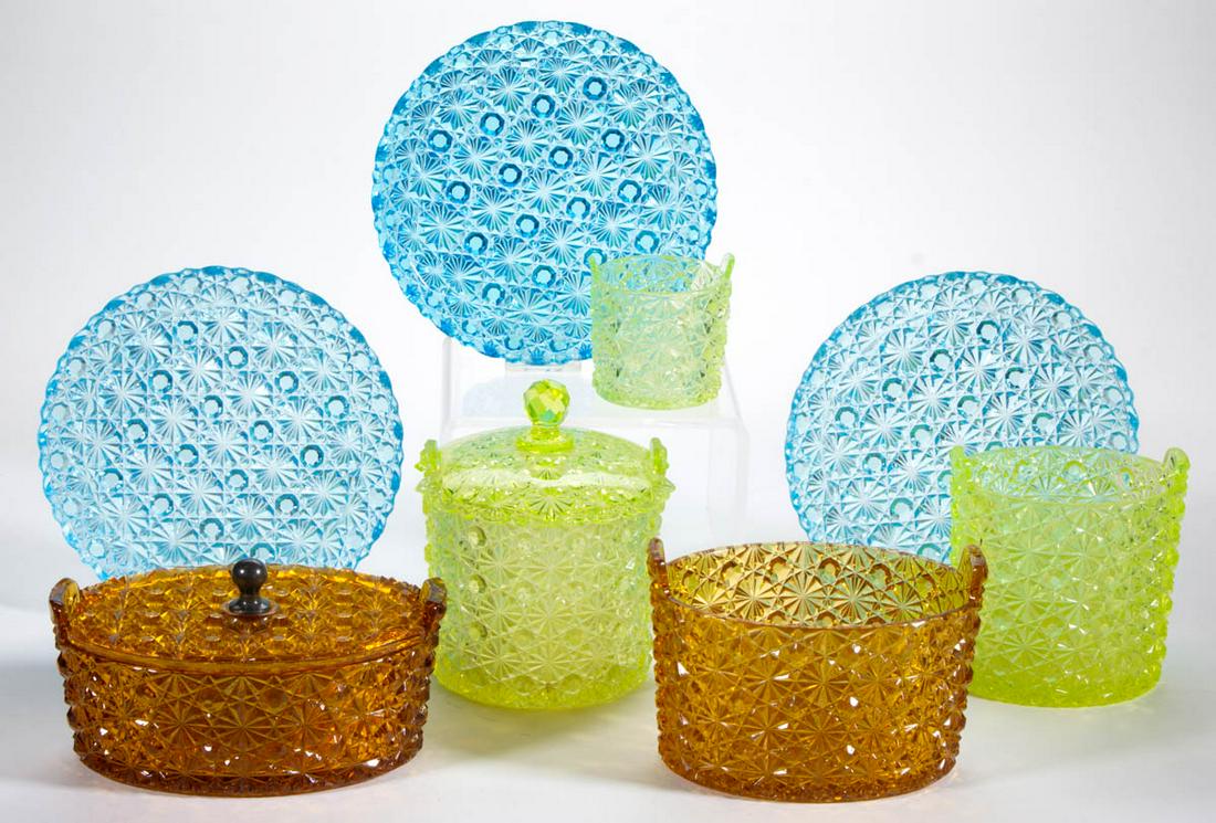 HOBBS NO. 101 / DAISY AND BUTTON TABLE ARTICLES, LOT OF: HOBBS NO. 101 / DAISY AND BUTTON TABLE ARTICLES, LOT OF EIGHT, Old Gold/amber, Sapphire/blue, and Canary/Vaseline (reacts under black light), including a small-size covered butter dish, a covered suga