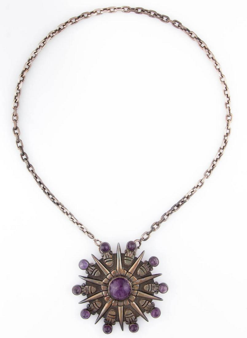 WILLIAM SPRATLING MEXICAN SILVER AND AMETHYST NECKLACE: WILLIAM SPRATLING MEXICAN SILVER AND AMETHYST NECKLACE, having a sunburst-form pendant/brooch with center 16 mm round amethyst cabochon surrounded by ten 6.5 mm round amethyst cabochons, on a 5.5 mm w