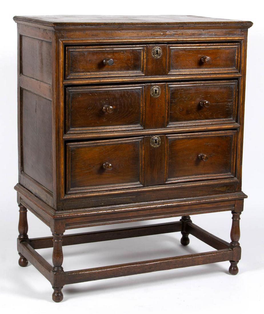 BRITISH WILLIAM AND MARY OAK CHEST OF DRAWERS: BRITISH WILLIAM AND MARY OAK CHEST OF DRAWERS, two-piece construction, one-board rectangular top with applied edged moldings, over three graduated drawers with likely original wooden knobs, paneled en