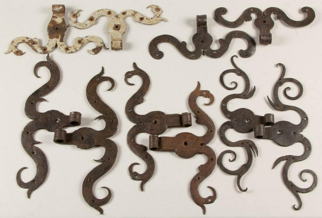 ASSORTED WROUGHT-IRON RAMS HORN-STYLE DOOR HINGES. LOT (1 of 1)