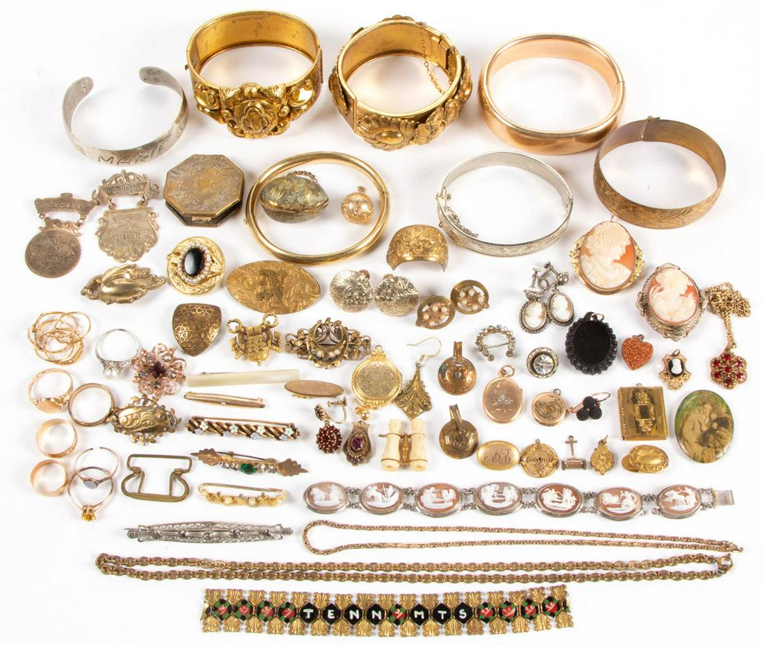 ANTIQUE / VINTAGE GOLD-TONED AND OTHER JEWELRY,: ANTIQUE / VINTAGE GOLD-TONED AND OTHER JEWELRY, UNCOUNTED LOT, more than 50 pieces, including hinged bangle bracelets, brooches/pins, pendants, rings, and earrings, featuring two spelling contest meda