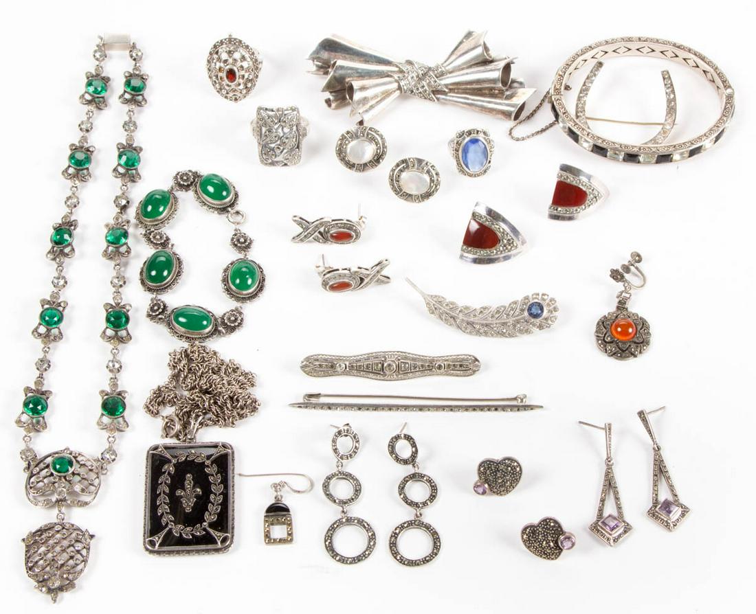 VINTAGE / CONTEMPORARY MARCASITE AND OTHER STERLING: VINTAGE / CONTEMPORARY MARCASITE AND OTHER STERLING SILVER JEWELRY, LOT OF 26 PIECES, comprising earrings, necklaces, bracelets, rings, and brooches/pins, including a filigree bracelet with five chrys
