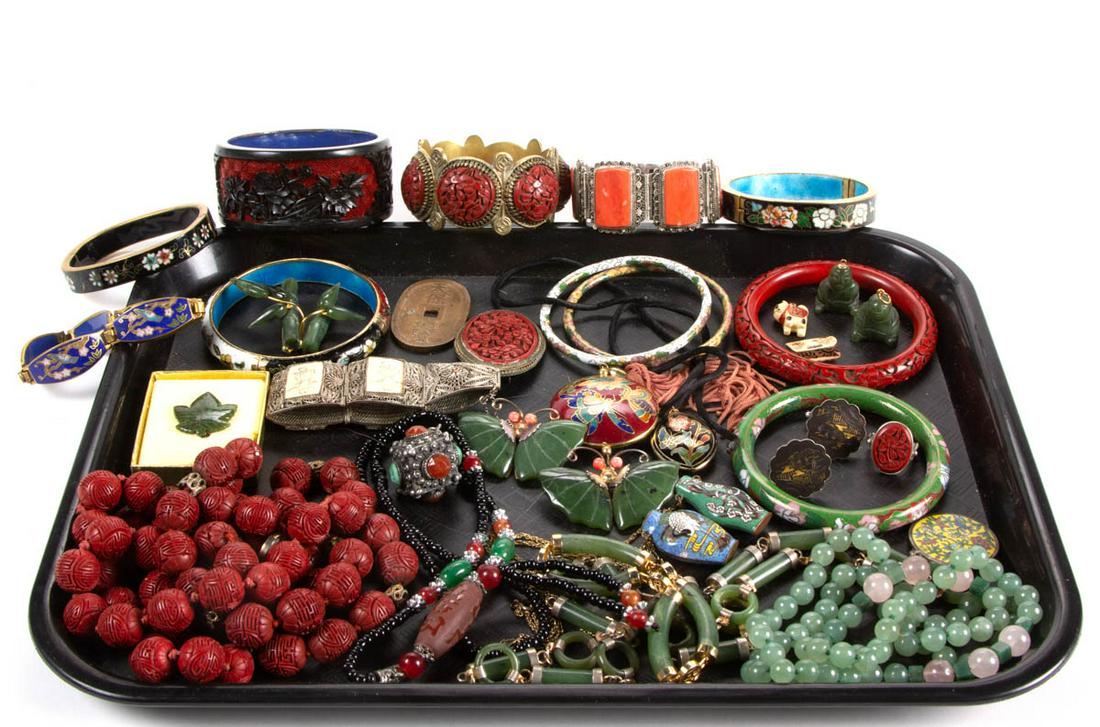VINTAGE / CONTEMPORARY CHINESE AND ASIAN-STYLE JEWELRY: VINTAGE / CONTEMPORARY CHINESE AND ASIAN-STYLE JEWELRY AND OTHER ARTICLES, LOT OF 37 PIECES, including several pieces made with jade stone, seven cloisonne bangle bracelets, a pair of damascene and st