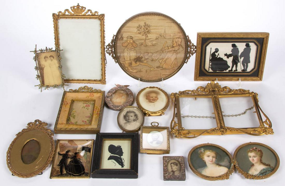 ASSORTED DECORATIVE DRESSER AND OTHER SMALL PICTURE: ASSORTED DECORATIVE DRESSER AND OTHER SMALL PICTURE FRAMES, LOT OF 15, including gilt-brass and decorated brass examples, six with stand-up props to back, several with hangers. Late 19th/first half 20