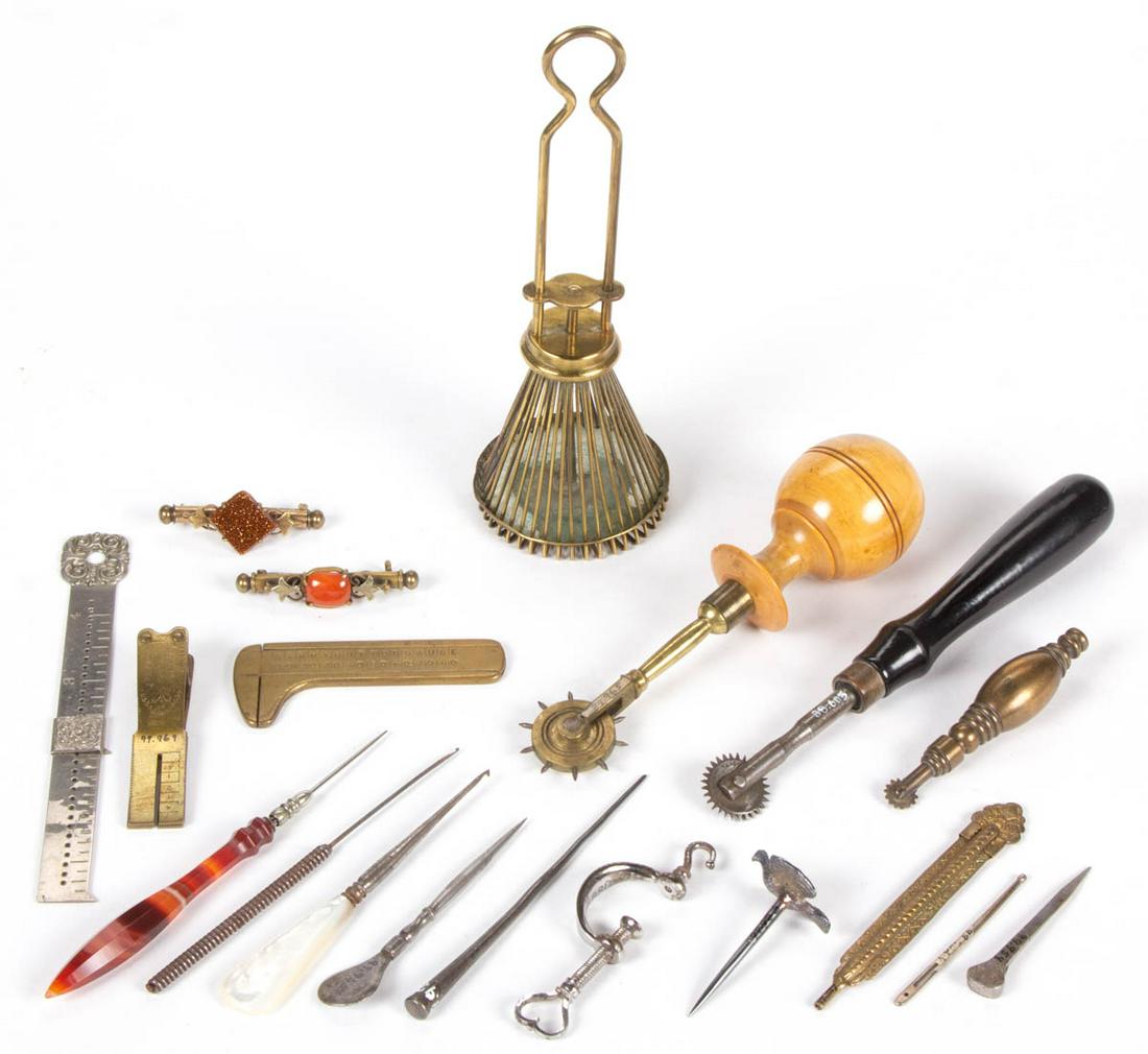 ASSORTED METALS SEWING / NEEDLEWORKING TOOLS / GADGETS, (1 of 3)