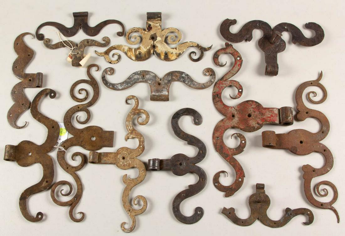 ASSORTED WROUGHT-IRON RAM'S HORN-STYLE DOOR HINGES. LOT (1 of 1)