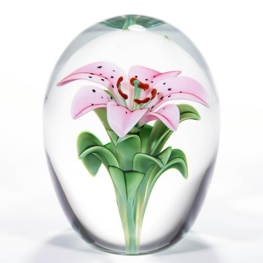 BRUCE SILLARS (AMERICAN, XX/XXI) DAYLILY LAMPWORK: BRUCE SILLARS (AMERICAN, XX/XXI) DAYLILY LAMPWORK STUDIO ART GLASS MAGNUM UPRIGHT PAPERWEIGHT, large ovoid form, single large interior blossom having six pink petals with scattered black speckles and