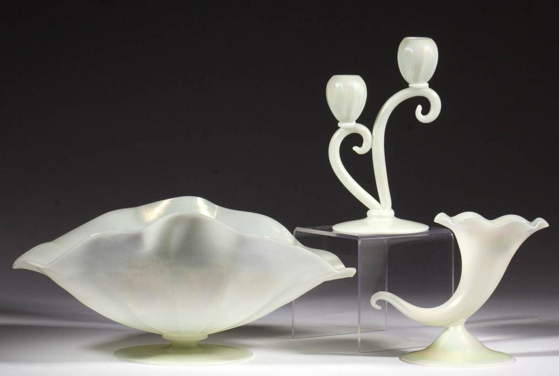 STEUBEN ATTRIBUTED IVRENE IRIDESCENT ART GLASS (1 of 1)