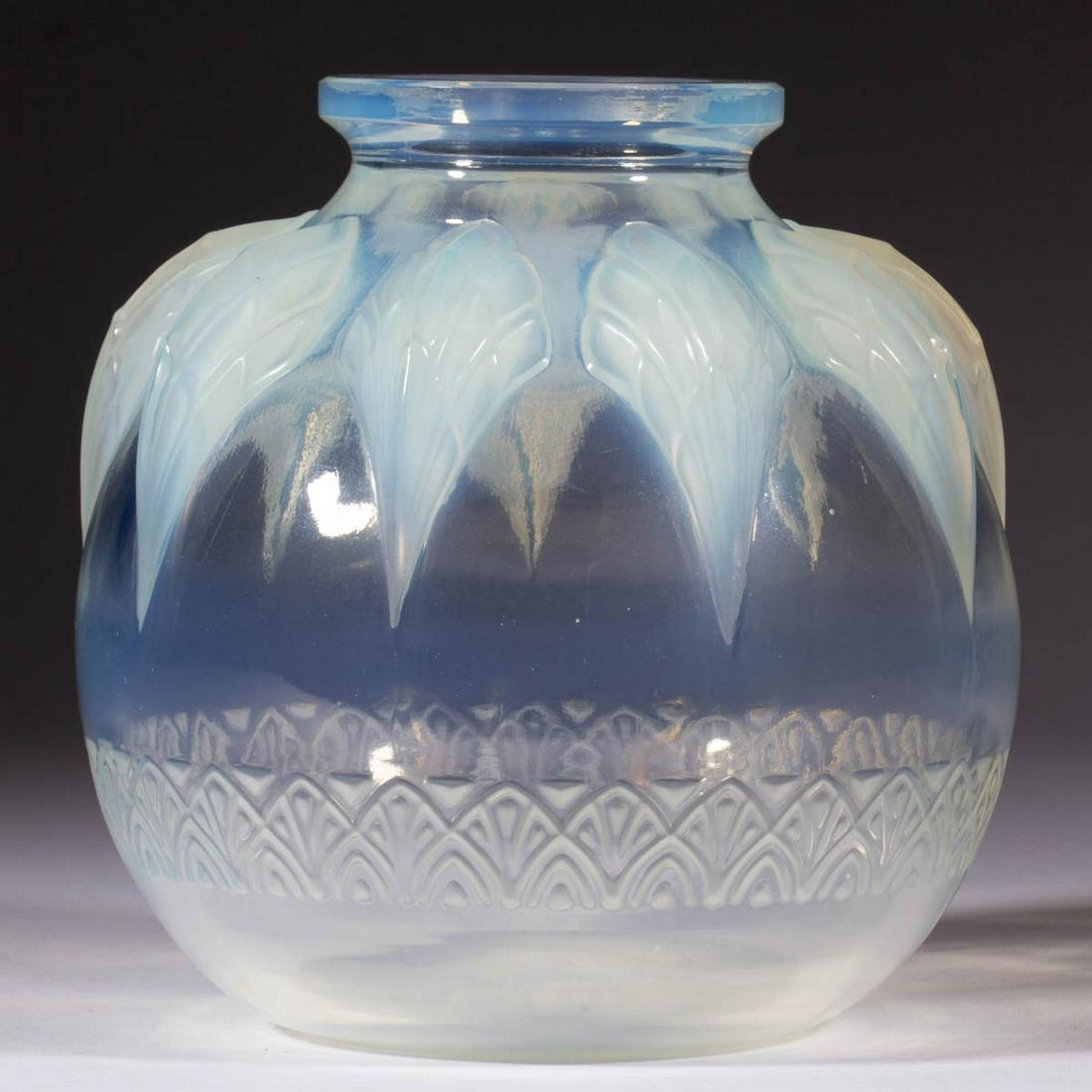 UNIDENTIFIED OPALESCENT ART GLASS VASE (1 of 1)