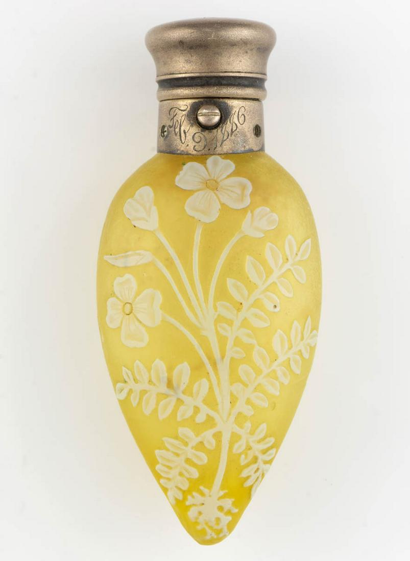 ENGLISH CAMEO ART GLASS SCENT BOTTLE (1 of 2)