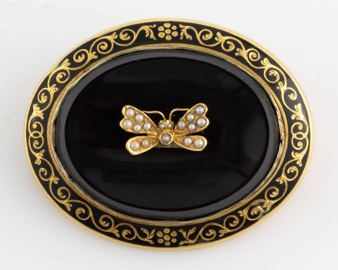 VICTORIAN / ANTIQUE ROLLED GOLD-PLATED, BLACK STONE,: VICTORIAN / ANTIQUE ROLLED GOLD-PLATED, BLACK STONE, AND ENAMEL BROOCH, probably for mourning, oval frame with non-gold pin fastener to back, top featuring a bevel-edges black stone, likely onyx, havi